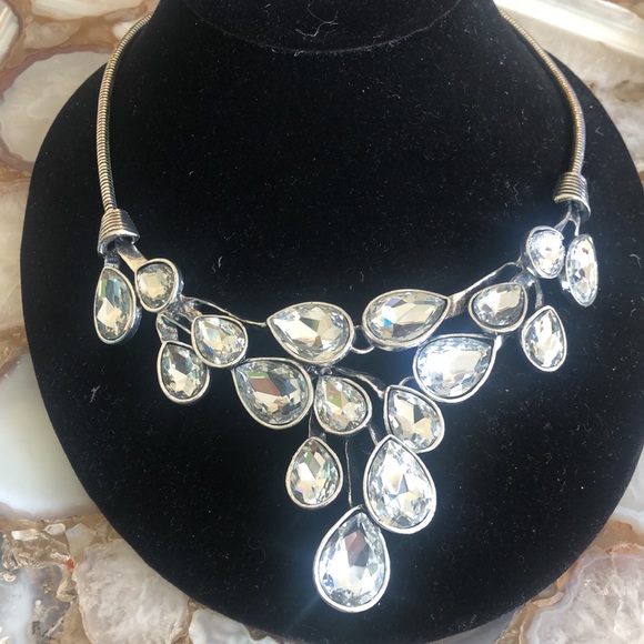 Stunning Crystal Vine Statement/Earring Set-Boutique - Picture 3 of 10